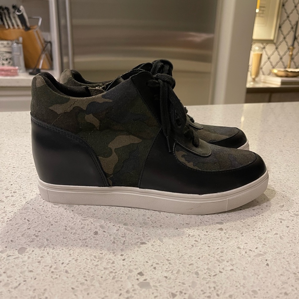 Blondo high top sneaker in camo